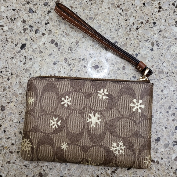 COACH Corner Zip Wristlet In Signature Canvas With Snowflake NWOT - Picture 3 of 6